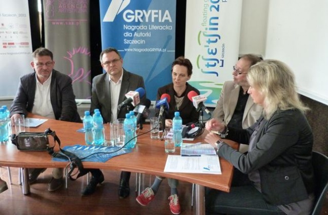 Spotkanie z finalistkami Ogólnopolskiej Nagrody Literackiej dla Autorki Gryfia, pokazy filmowe, wystawy i kiermasz książek - w Szczecinie trwa II Festiwal Literatury Kobiet.