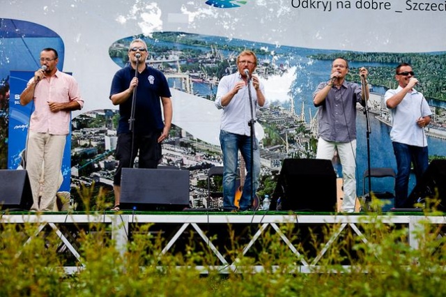 Szczeciński zespół szantowy Qftry świętuje 18 urodziny. Jubileuszowy koncert, w ramach radiowego cyklu Sail Szczecin - Płyńmy do Szczecina, odbył się w niedzielę na Różance.