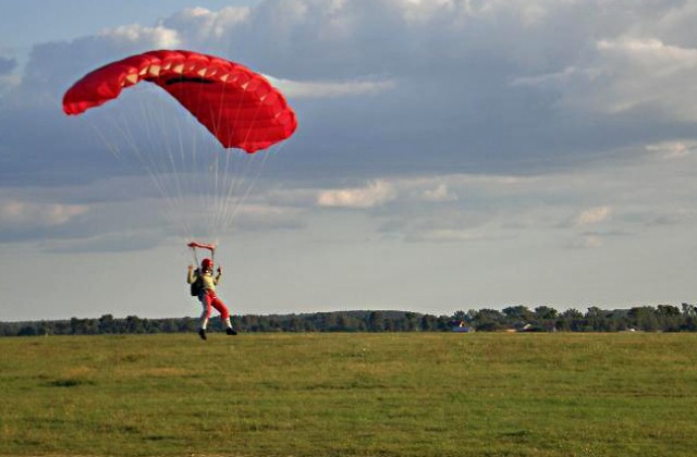 W życie weszły nowe przepisy dla skoczków spadochronowych. Teraz uprawnienia można wyrobić bez specjalistycznych badań lotniczo - lekarskich.