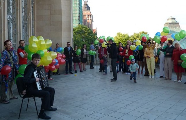 Z tej okazji odbył się happening na Wałach Chrobrego. Do wspólnej zabawy zapraszali szczudlarze. W niebo poszybowały kolorowe balony.