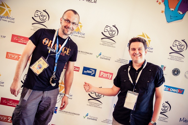 Pierwsze autografy rozdane i wspólne zdjęcia zrobione - w środę w Międzyzdrojach ruszył 18. Festiwal Gwiazd. Do nadmorskiego kurortu powoli przyjeżdżają artyści.