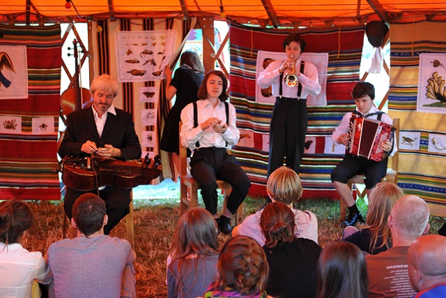 Spektakl muzyczny ukraińskiej grupy Dakha Brakha zakończył w sobotę wieczorem 14. Festiwal Spoiwa Kultury. W tym roku do Szczecina zjechała ponad setka artystów z całej Europy. Były śpiewy w kilkunastu językach, tańce oraz warsztaty.