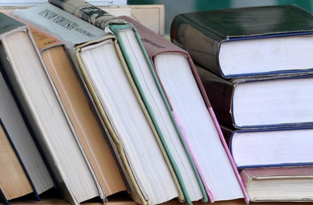 To zagrożenie dla bibliotek i czytelnictwa w Polsce - tak goście poniedziałkowego programu Radio Szczecin na Wieczór komentują planowane wdrożenie unijnej dyrektywy o płaceniu tantiem autorom, których książki są wypożyczane w bibliotekach. Jak podkreślają, bibliotek nie stać na taki wydatek.