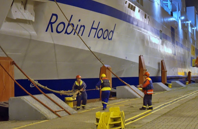 Pierwszy prom armatora TT Line zacumował próbnie przy nabrzeżu. Wszystko odbywało się w nocy.