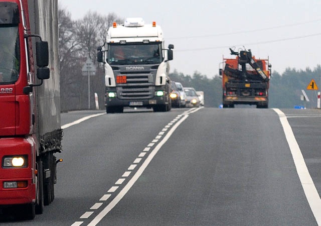 Mieszkańcy Kołobrzegu odetchną z ulgą. Ciężarówki z portu, zamiast po ulicach miasta, będą jeździły nową obwodnicą. Właśnie rozpoczęła się budowa pierwszego etapu trasy. Za 41 mln zł ma powstać m.in. stumetrowy most na Parsęcie.
