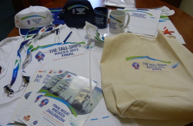 Zielono-niebieskie czapki z daszkiem, breloki, smycze, kubki, torby czy koszulki ze zdjęciem żaglowców - między innymi takie pamiątki będą mogli kupić turyści podczas finału regat The Tall Ships Races w Szczecinie.