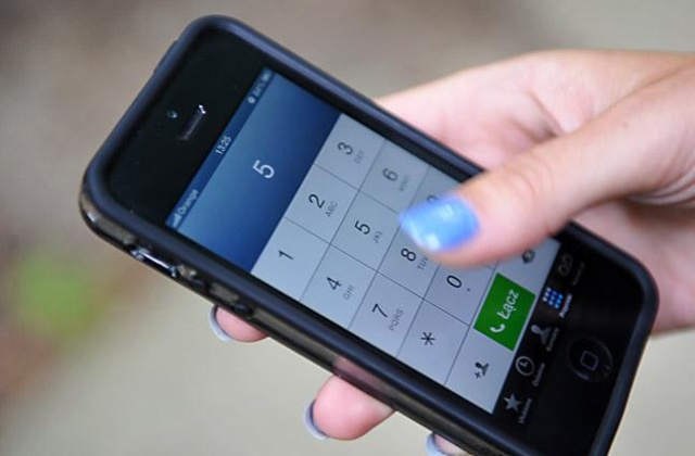 Pół miliarda telefonów komórkowych może być zagrożonych atakami cyberprzestępców - alarmuje ONZ. W technologii mobilnej jest luka, która może umożliwić przejęcie kontroli nad telefonem.