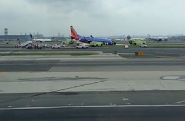 Wypadek na lotnisku LaGuardia w Nowym Jorku. Pasażerski samolot linii Southwest wylądował bez podwozia. W maszynie doszło do awarii. Nie wysunęły się przednie koła. Dziesięć osób zostało rannych.