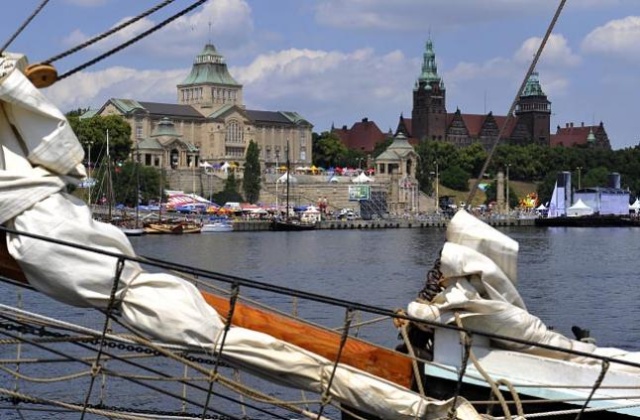 Szczecinianie chcą zarobić na Zlocie Wielkich Żaglowców. W internecie aż roi się od ogłoszeń typu wynajmę pokój lub dom na regaty i to zarówno w centrum, jak i na obrzeżach miasta. Choć w hotelach już od pół roku nie ma miejsc, to odzew na prywatne ogłoszenia jest raczej niewielki.