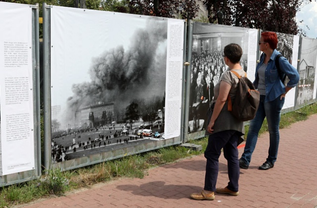 Pierwsza wystawa powstającego w Szczecinie Muzeum Przełomów otwarta. W środę na ogrodzeniu wokół placu budowy Centrum Dialogu Przełomy zawisło kilkanaście zdjęć dokumentujących najważniejsze wydarzenia w dziejach naszego miasta i Pomorza Zachodniego.