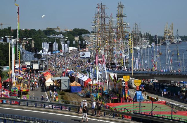 Mieszkańcy i turyści, którzy podczas trwającego w Szczecinie finału regat The Tall Ships Races, czekali z zakupem pamiątek, zaoszczędzą.