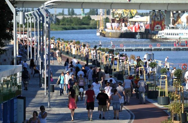 Szczecińscy sprzedawcy szacują, że podczas The Tall Ships Races zarobili co najmniej dwukrotnie więcej niż normalnie. Produktami pierwszej potrzeby podczas regat były piwo i napoje.