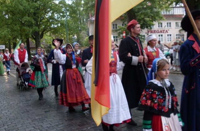 Ludowe pieśni z Brazylii i Indonezji, tradycyjne tańce oraz skoczne ukraińskie rytmy - to tylko niektóre atrakcje festiwalu Interfolk, który we wtorek ruszył w Kołobrzegu.