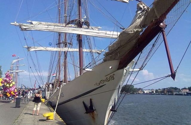 Szanty pod żaglami, rejsy statkami, a także morski folk oraz parada jednostek - w Świnoujściu trwa żeglarska impreza Sail Świnoujście. Nad morzem jest też ekipa Radia Szczecin, która nadaje ze specjalnego studia terenowego.