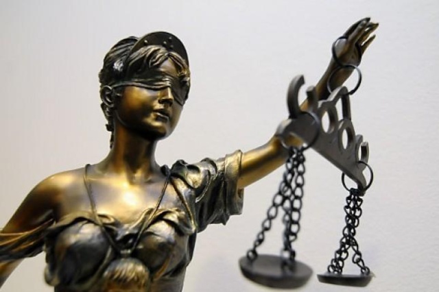 Minister finansów Jacek Rostowski chce nowych zasad wynagradzania prokuratorów. Jak pisze Rzeczpospolita, śledczy wyliczyli, że już na początku mogliby stracić co najmniej 10 proc. swoich obecnych pensji. Projekt ustawy w tej sprawie jest konsultowany od kwietnia.