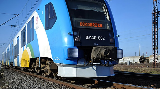 Przewozy Regionalne przynoszą straty i trzeba to zmienić - mówi wiceminister transportu, budownictwa i gospodarki morskiej. Andrzej Massel w rozmowie z portalem Newseria powiedział, że możliwy jest scenariusz podziału kolejowej spółki, która w minionym roku przyniosła 44 mln zł strat.