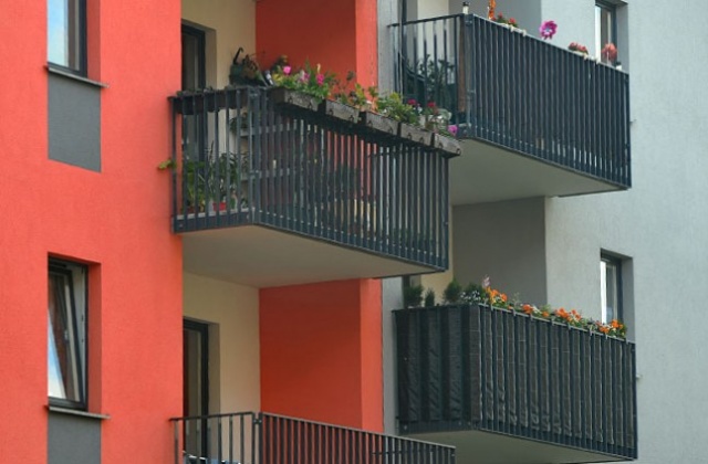 Sejm przyjął w piątek program Mieszkanie dla Młodych, ale obejmuje on tylko rynek pierwotny. Oznacza to, że skorzystają klienci z metropolii, bo tylko tam deweloperzy stawiają nowe osiedla - pisze portal Newseria.