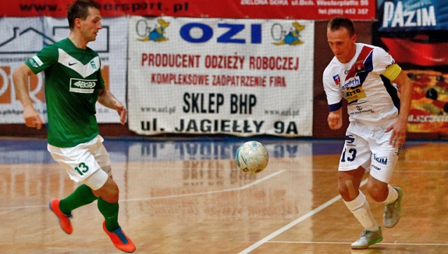 Halowi piłkarze Pogoni 04 nie zawiedli kibiców i wygrali pierwszy w tym sezonie mecz ekstraklasy futsalu rozegrany w Szczecinie.
