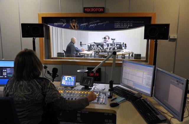 Opłata audiowizualna, która ma zastąpić dotychczasowy abonament radiowo-telewizyjny, powinna być od niego niższa i wynosić około 10 zł - powiedział na antenie radiowej Trójki minister kultury Bogdan Zdrojewski.