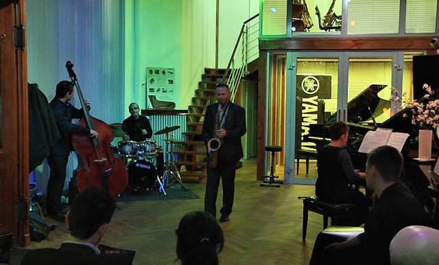 Tydzień po powrocie Sylwester Ostrowski Quartet dał specjalny koncert, tym razem w nowo otwartej Galerii Fan - salonie mistrzowskich instrumentów Yamaha.