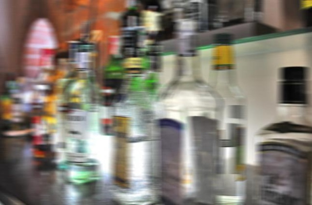 Mieszkańcy Zachodniopomorskiego chętnie sięgają po nielegalny alkohol. Co szósty ankietowany twierdzi, że kupował lub pił wódkę bez banderoli, a prawie połowa pytanych wie, gdzie zaopatrzyć się w lewe trunki - tak wynika z ankiety, którą kilka tygodni temu przeprowadził Związek Pracodawców Polski Przemysł Spirytusowy.