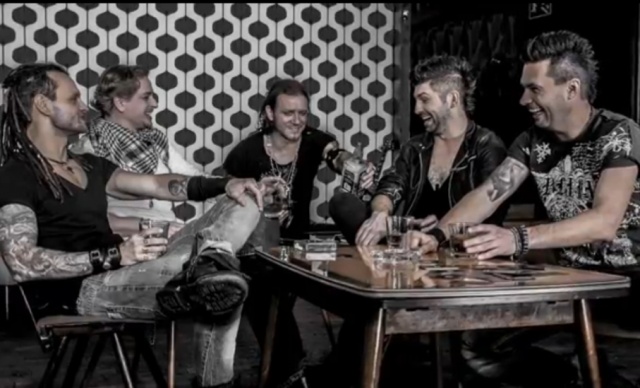 Rockowy zespół The Trash, w którym gitarzystą jest były bramkarz Pogoni Szczecin - Radosław Majdan kończy pracę nad pierwszym albumem.