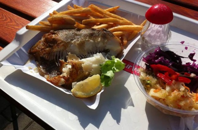 7 mln ton żywności trafia co roku w Polsce na śmietnik. Do wyrzucanie jedzenie przyznaje się już 39 proc. Polaków i ta liczba rośnie - pisze Rzeczpospolita.