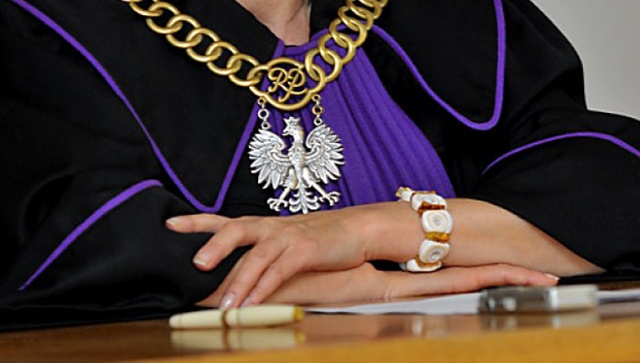 Wydajemy gigantyczne pieniądze na opieszałe sądy - takie wnioski nasuwają się po przeczytaniu raportu Fundacji Forum Obywatelskiego Rozwoju byłego ministra finansów Leszka Balcerowicza. Do opracowania dotarła Rzeczpospolita.