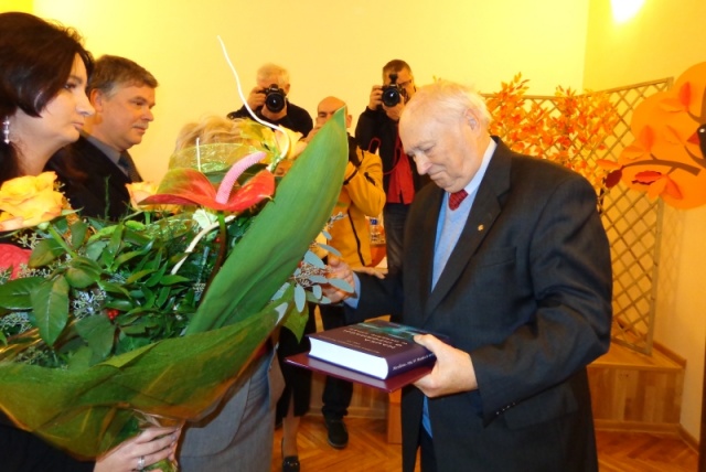 Wieloletni dyrektor Książnicy Pomorskiej w Szczecinie świętował w poniedziałek swoje 80. urodziny. Stanisławowi Krzywickiemu gromkie sto lat zaśpiewali koledzy bibliotekarze, a uroczystość odbyła się nie gdzie indziej, jak właśnie w Książnicy.