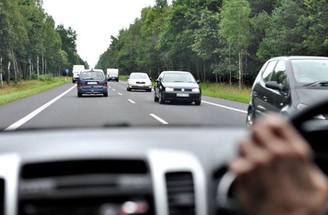 Auta z kierownicą po prawej stronie, czyli popularne angliki prawdopodobnie będzie można zarejestrować w Polsce.