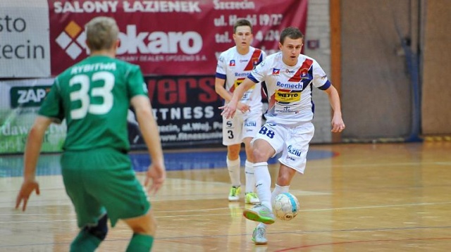 Halowi piłkarze Pogoni 04 zrehabilitowali się za ostatnią porażkę z Clearexem Chorzów i w piątek zdobyli trzy punkty w ekstraklasie futsalu. Drużyna trenera Gerarda Juszczaka pokonała we własnej hali AZS Katowice 3:1.