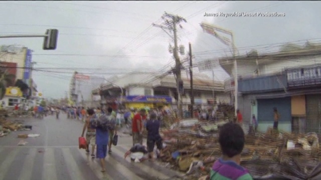 Nawet 10 tysięcy osób mógł zabić tajfun Haiyan, który przeszedł przez Filipiny. Zniszczonemu przez kataklizm państwu chcą pomóc Stany Zjednoczone, dla których Filipiny są ważnym sojusznikiem w rejonie Pacyfiku - informuje portal Onet.