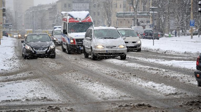 500 złotych mandatu za jazdę bez zimowych opon - tyle zapłacą kierowcy, jeżeli w życie wejdą nowe przepisy. Pracuje nad nimi parlamentarny Zespół ds. Bezpieczeństwa Ruchu Drogowego.