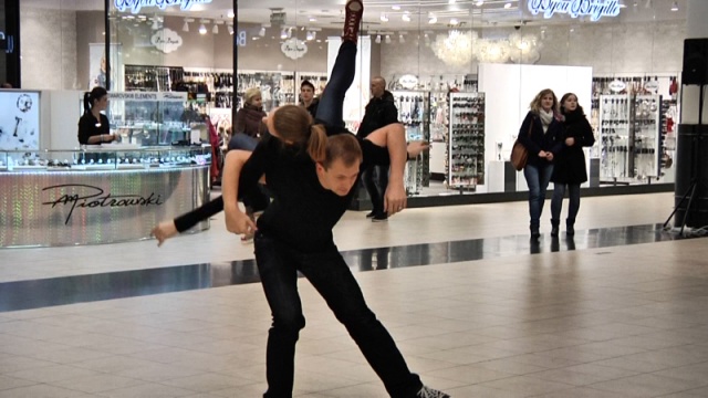 Baletmistrzowie szczecińskiej Opery zatańczyli w centrum handlowym Kaskada.
