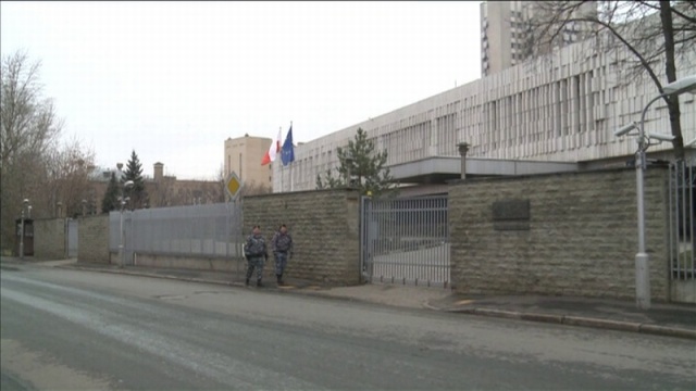 Moskiewska policja zatrzymała trzy osoby, które wrzuciły na teren polskiej ambasady race - informuje stacja TVN24, powołując się na rosyjskie media.