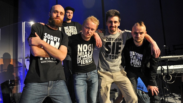 Szczeciński zespół rockowy Chorzy wraz z Baltic Neopolis Orkiestrą zagrają w czwartek wieczorem w studiu koncertowym im. Jana Szyrockiego Radia Szczecin. To będzie kolejny koncert z cyklu Włącz orkiestrę.