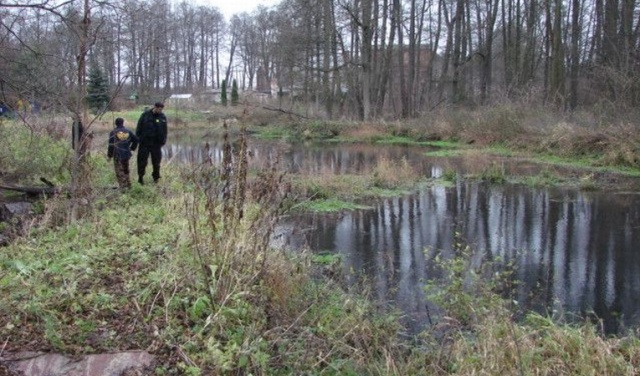 Ekolodzy walczą z kłusownikami. Goleniowskich rzek, w których trocie i łososie odbywają tarło, pilnuje kilkunastu społeczników z Towarzystwa Przyjaciół Rzek Iny i Gowienicy. Nad wodą dyżurują całą dobę.