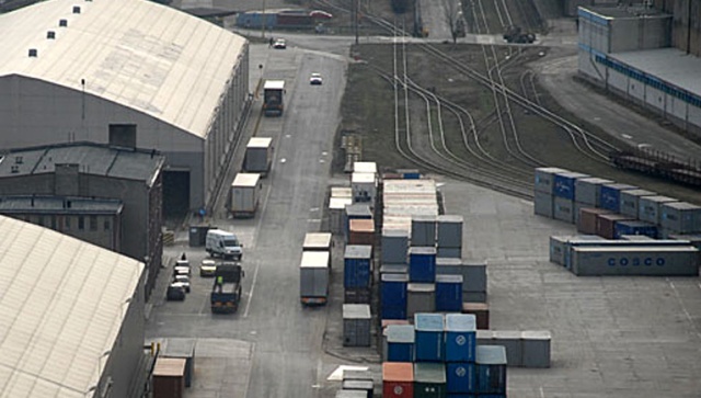 Coraz więcej zagranicznych podmiotów odprawia swoje towary w polskich portach - twierdzi resort finansów. To skutek wprowadzenia szeregu ułatwień w odprawach granicznych towarów.