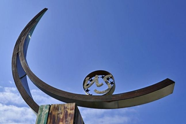 Rejestracja mimiki twarzy za pomocą kamer, która pozwoli sprawdzić czy mówimy prawdę oraz badanie reakcji mózgu na ból i dźwięki - to tylko niektóre z możliwości, jakie da naukowcom powstające na wydziale humanistycznym Uniwersytetu Szczecińskiego Centrum Komunikacji i Badań Społecznych. Jego budowa dobiega końca.