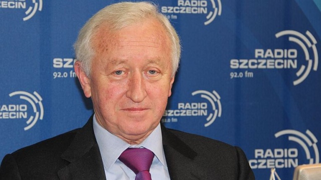 Jeżeli nie zaczniemy budować fabryk, warte miliardy euro drogi niewiele pomogą w rozwoju Polski - uważa europoseł SLD Bogusław Liberadzki, który tak skomentował przyznanie Polsce 100 miliardów euro w nowym unijnym budżecie, zatwierdzonym przez Parlament Europejski.