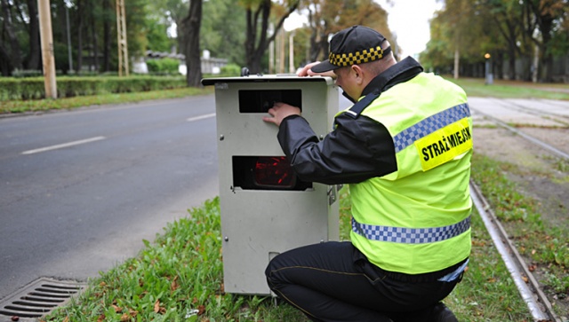 Posłowie Platformy Obywatelskiej przygotowują ustawę, która ma odebrać gminom możliwość ustawiania fotoradarów, a strażnikom gminnym uprawnienia do robienia zdjęć i wlepiania mandatów - informują ogólnopolskie media.