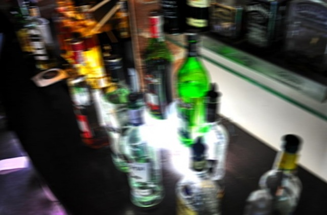 65 proc. Polaków pije alkohol po pracy, aby się odstresować - informuje Rzeczpospolita.