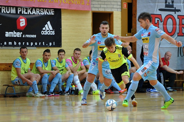 Halowi piłkarze Pogoni 04 Szczecin w czwartym meczu ekstraklasy futsalu, rozegranym we własnej hali, odnieśli czwarte zwycięstwo.