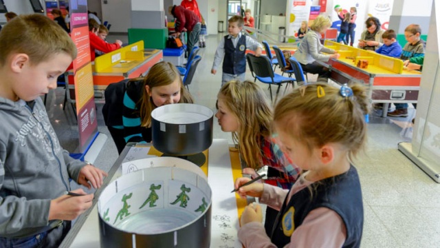 Piłka zwieszona w powietrzu czy opadające w próżni przedmioty to niektóre z eksperymentów zaprezentowane w piątek przez pracowników Centrum Nauki Kopernik.