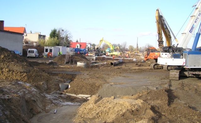 Postęp prac na budowie Szczecińskiego Szybkiego Tramwaju jest już widoczny. Robotnicy betonują właśnie ściany przyszłego, otwartego od góry tunelu, którym pojedzie skład.
