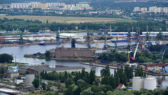 Już 60 firm z naszego regionu odprawia swoje towary w szczecińskim porcie. To efekt wprowadzenia przez szczecińską Izbę Celną jednego okienka, gdzie potrzebne dokumenty składa się drogą elektroniczną.