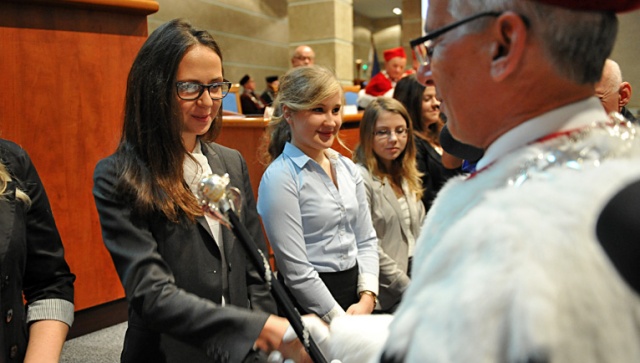Już piąty rok z rzędu spada liczba studentów przyjętych na pierwszy rok studiów. Wyraźnie zmniejszyła się też liczba osób, które chcą uzyskać tytuł magistra.