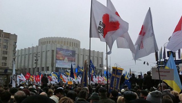 Kilkutysięczny tłum przetrwał mroźną noc na kijowskim Majdanie. Protest trwa już 12 dni.