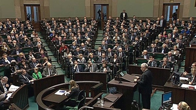 Według nowych przepisów, przyszli emeryci będą wybierać czy chcą przekazywać część składki do OFE, czy też w całości do ZUS.