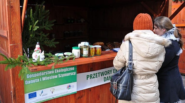 Uboższy wigilijny stół, niższa choinka i nieco skromniejsze prezenty - takie będą tegoroczne święta. Jak wynika z raportu firmy Deloitte, na bożonarodzeniowe podarki, jedzenie oraz spotkania z najbliższymi wydamy ok. 1,1 tys. zł. To oznacza, że polska rodzina wyda na święta najmniej w Europie.